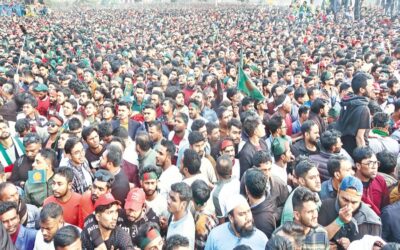 彼の復帰は政治的な熱狂を生み出す