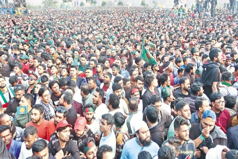 彼の復帰は政治的な熱狂を生み出す