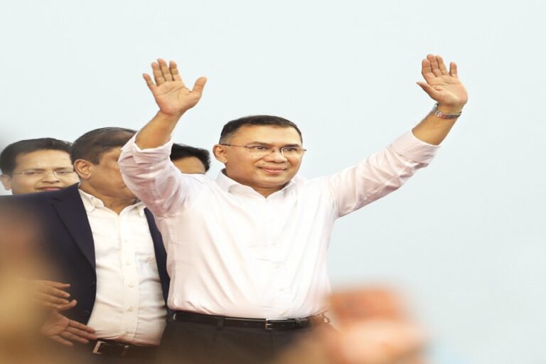 タリックは帰国にあたり平和と団結を求める