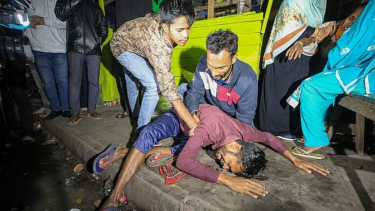 モグバザール爆発：悲しみに暮れる父親が息子の棺を担いで帰宅