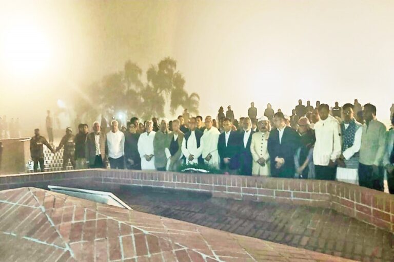 タリックは解放戦争の殉教者に敬意を表し、ジアのために祈る