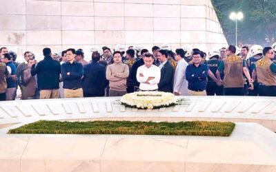 タリックは19年ぶりにジアの墓に祈りを捧げる