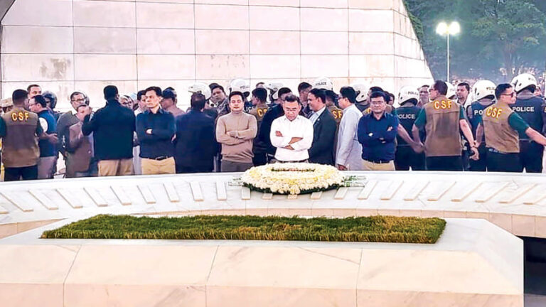 タリックは19年ぶりにジアの墓に祈りを捧げる