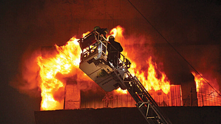 屋上倉庫で火災が発生