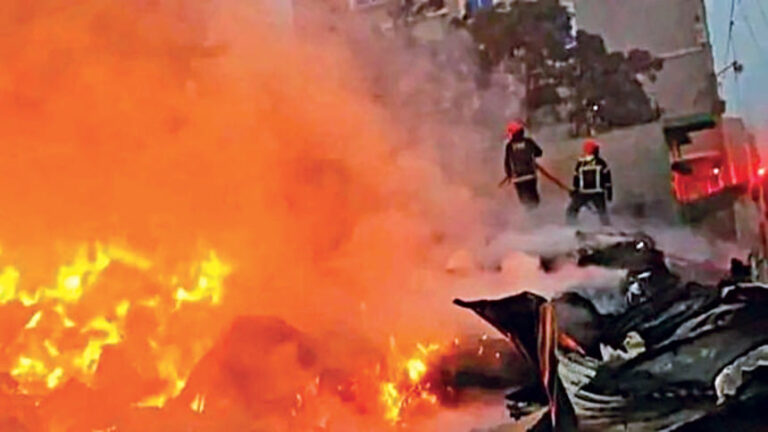 ガジプール・ジュット倉庫で火災