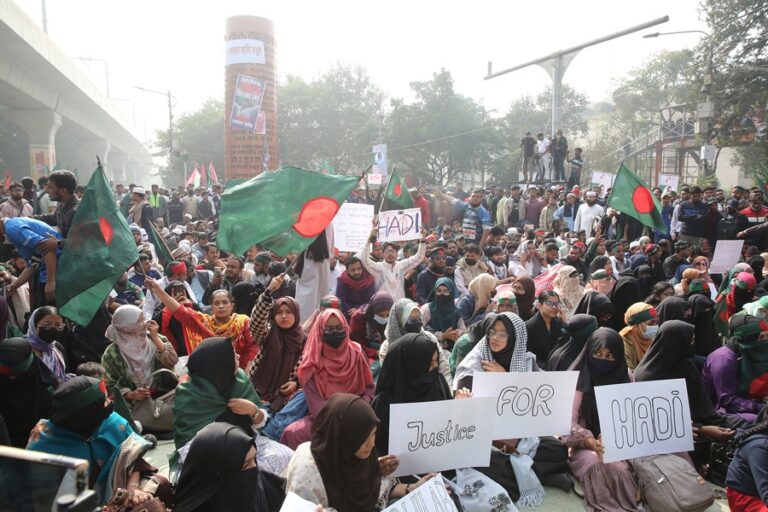 インキラブ・モンチョ、2日目に封鎖を実施