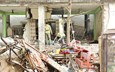 爆発後、マドラサで爆弾のような物体や化学物質が押収される