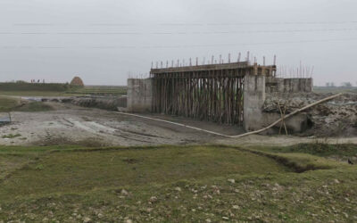 橋は2つ、進入道路はない