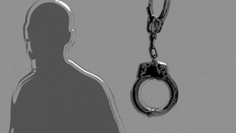 警察は、立候補用紙を購入しようとする「ファシスト」分子を逮捕するよう指示された