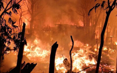 ロヒンギャ難民キャンプの火災で住宅50棟が全焼