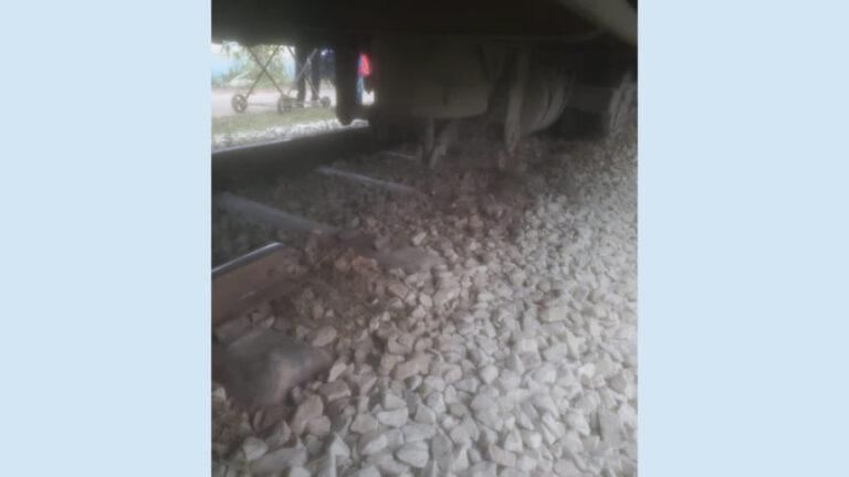 脱線事故で鉄道が15時間停止、妨害行為の疑い