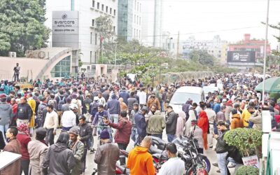 ダッカのエバーケア病院の外に大勢の人が集まる