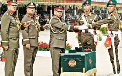 ワケル・ウズ・ザマン将軍が士官候補生に名誉剣勲章を授与した