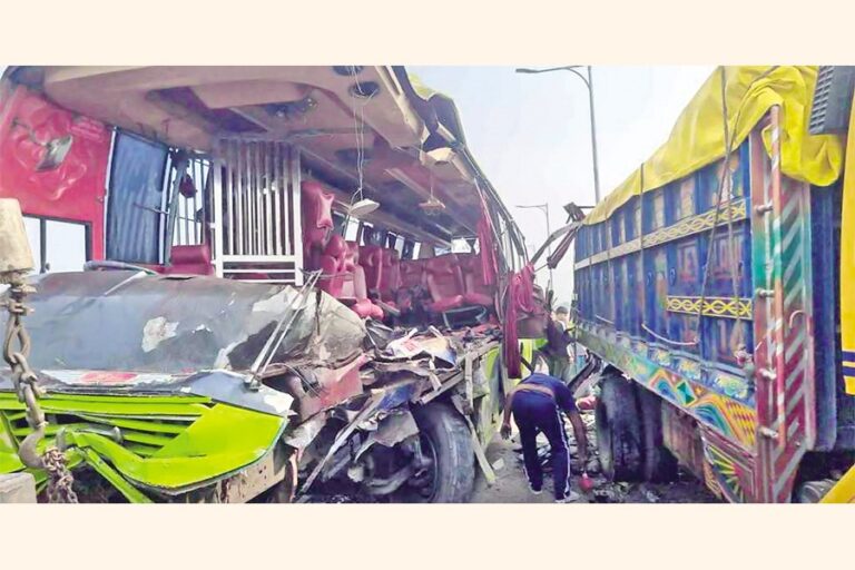 マダリプールの交通事故で3人死亡