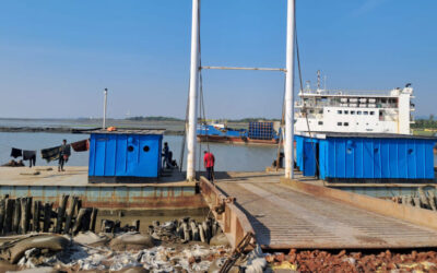 沈没した桟橋がフェリーの運航を妨害