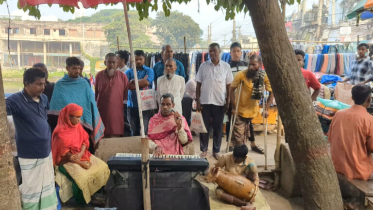 視覚障害のある家族が6日間の休止後、ブラフマンバリアで歌を再開
