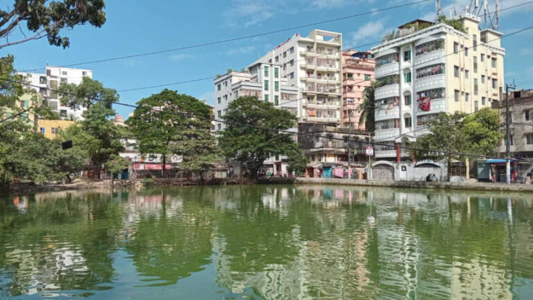 ムンシ・プクル、危険にさらされる。強盗団が露出した銀行を狙う