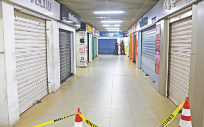 携帯電話販売業者がNEIRに抗議して店を閉鎖