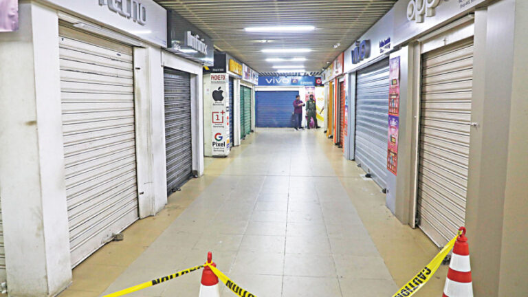 携帯電話販売業者がNEIRに抗議して店を閉鎖