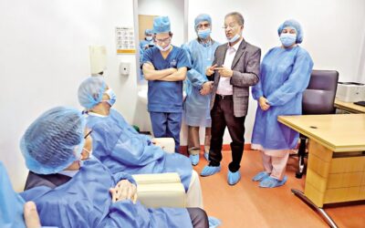 病院のCAがカレダさんの健康状態を尋ねる