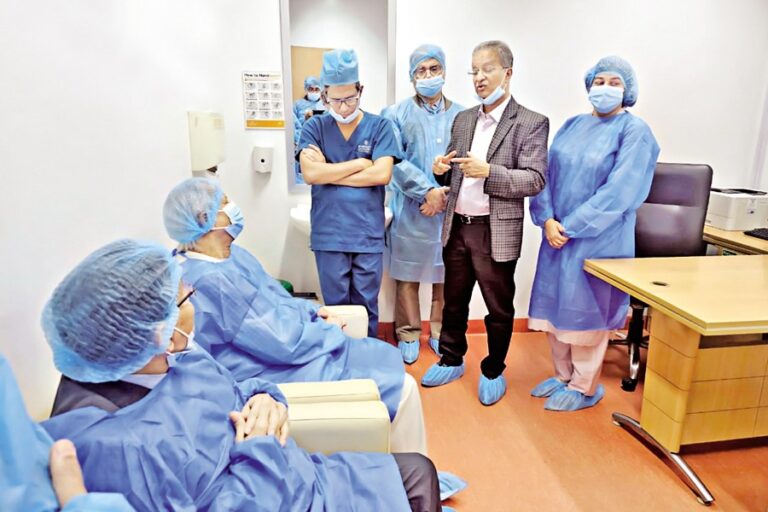 病院のCAがカレダさんの健康状態を尋ねる