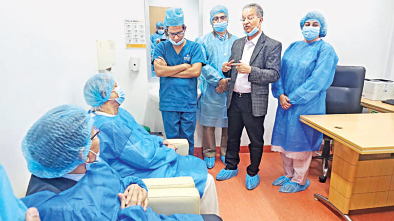 ユヌス氏、病院でカレダ氏を訪問