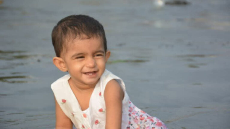 政府車両が2歳児を轢き死亡させる