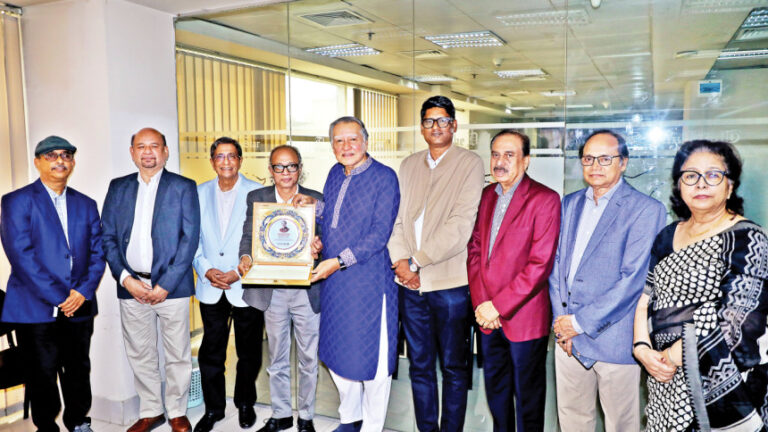 新しく結成された編集委員会が初会合を開催