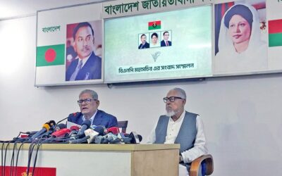 記者会見で語るミルザ・ファクルル・イスラム・アラムギル氏