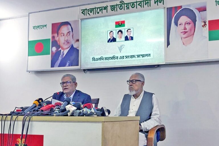 記者会見で語るミルザ・ファクルル・イスラム・アラムギル氏