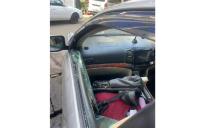 税関職員2人を乗せた車が破壊される