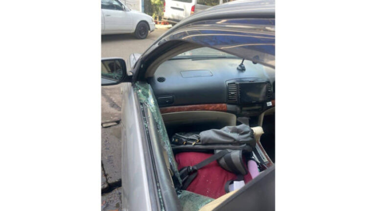 税関職員2人を乗せた車が破壊される