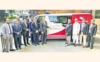 ミッドランド銀行がアンジュマン・モフィドゥル・イスラムに救急車を寄贈