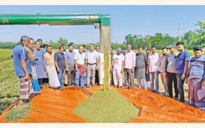 バングラデシュのジャティオタバディ・クリシャク・ダル地区部隊が近代的な収穫機を手配した