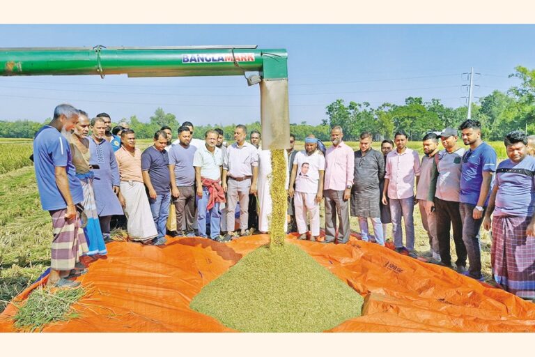 バングラデシュのジャティオタバディ・クリシャク・ダル地区部隊が近代的な収穫機を手配した