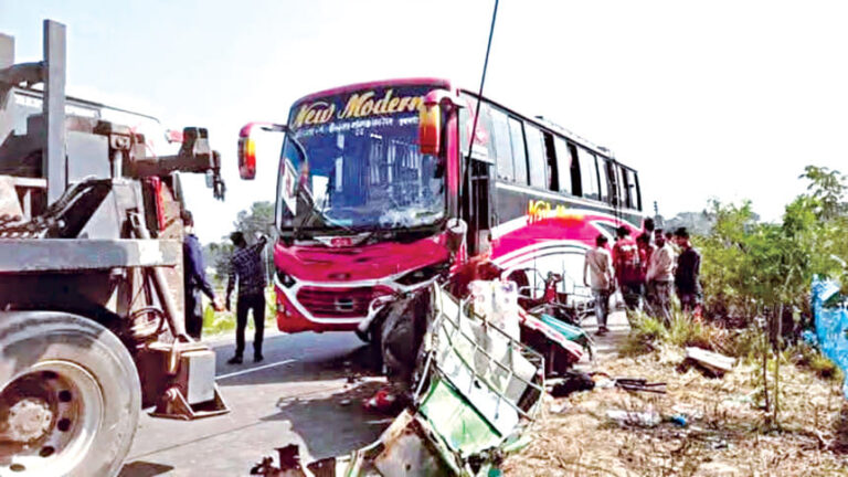 ファリドプルの交通事故で家族3人が死亡