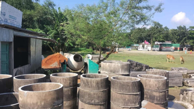 ジャマルプルのマダルガンジ：学校の校庭が倉庫に