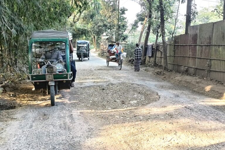 マニクガンジの400キロの田舎道が完全に荒廃