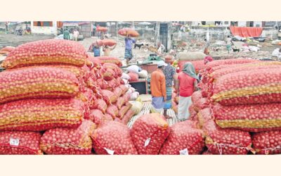 タマネギの価格が2日間で1kgあたり150タカに急騰