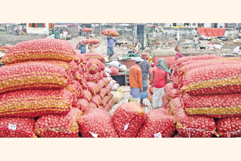 タマネギの価格が2日間で1kgあたり150タカに急騰