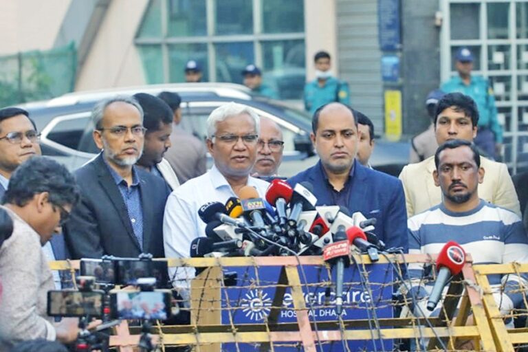 エバーケア病院の敷地外で行われた記者会見で、AZMザヒド・ホセイン医師は次のように述べた。