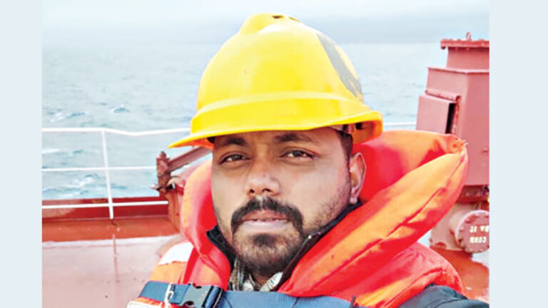 ドローン攻撃を受けたタンカーに座礁したバングラデシュ人船員