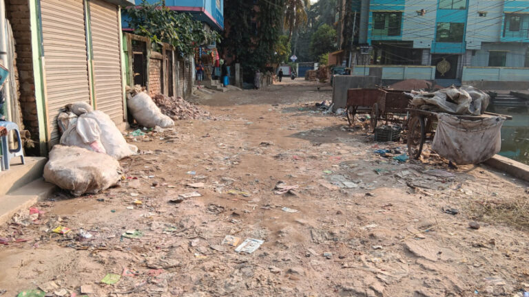 ラクシュミプール市：192kmの道路網が交通に適さなくなる