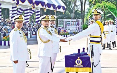 M・ナズマル・ハッサン提督が士官候補生に名誉の剣を手渡す
