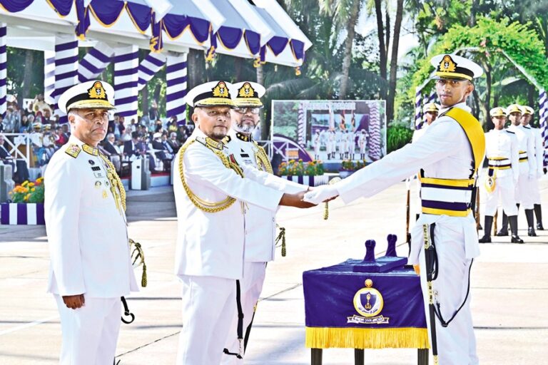 M・ナズマル・ハッサン提督が士官候補生に名誉の剣を手渡す