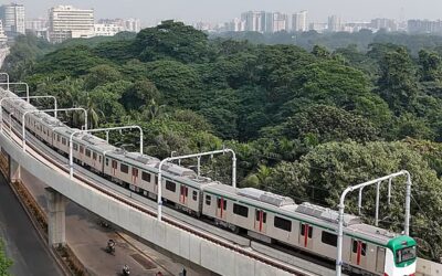 地下鉄：2人が屋根に登り運行停止