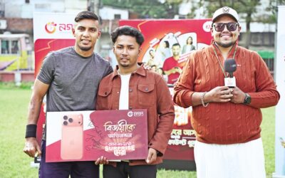 バリシャルのサニー・ベパリがジャマル・ブーヤンからiPhoneを受け取る