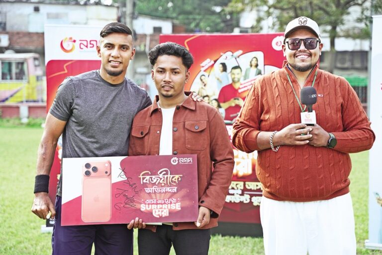 バリシャルのサニー・ベパリがジャマル・ブーヤンからiPhoneを受け取る