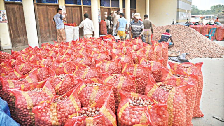 政府が輸入を許可した後、タマネギの価格が下がり始める