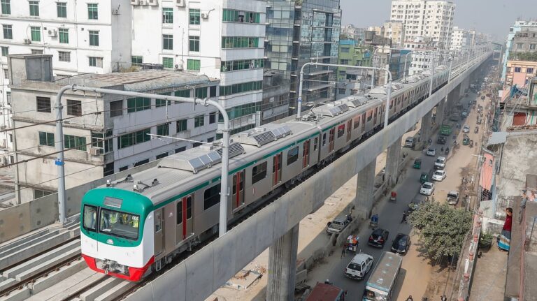 地下鉄は予定時刻表通りに運行されます